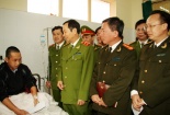 Tướng Phạm Quý Ngọ với các chiến sĩ công an anh dũng